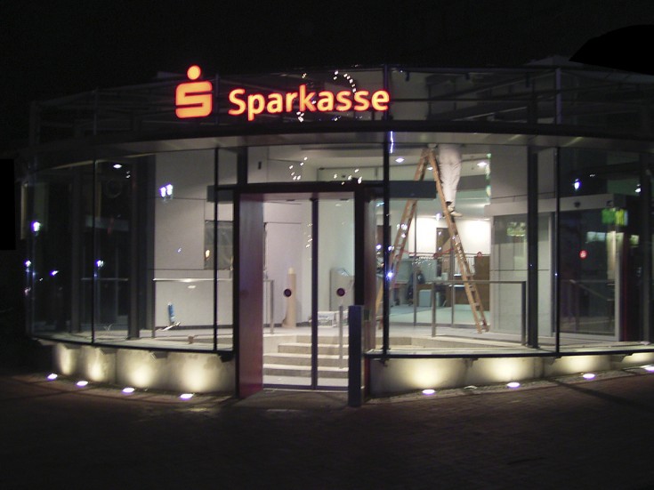 Sparkasse Hohenweststedt bei Nacht